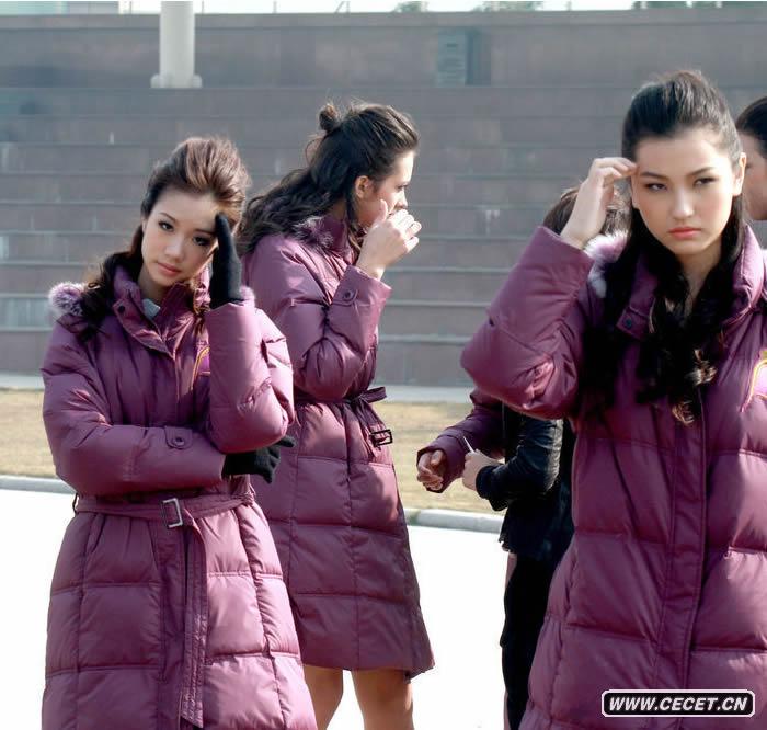 準亞姐著(zhù)泳衣美麗凍人