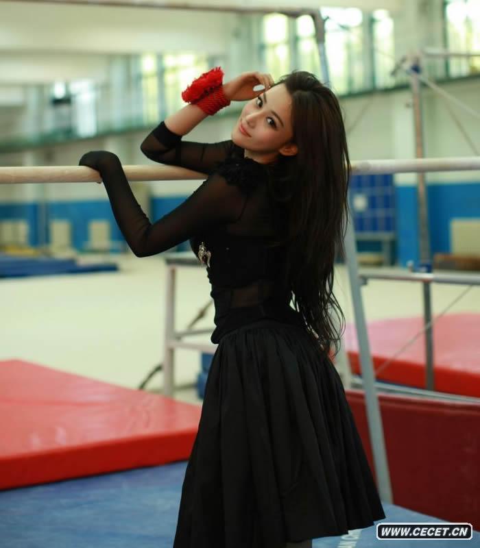 張馨予空靈性感登封面