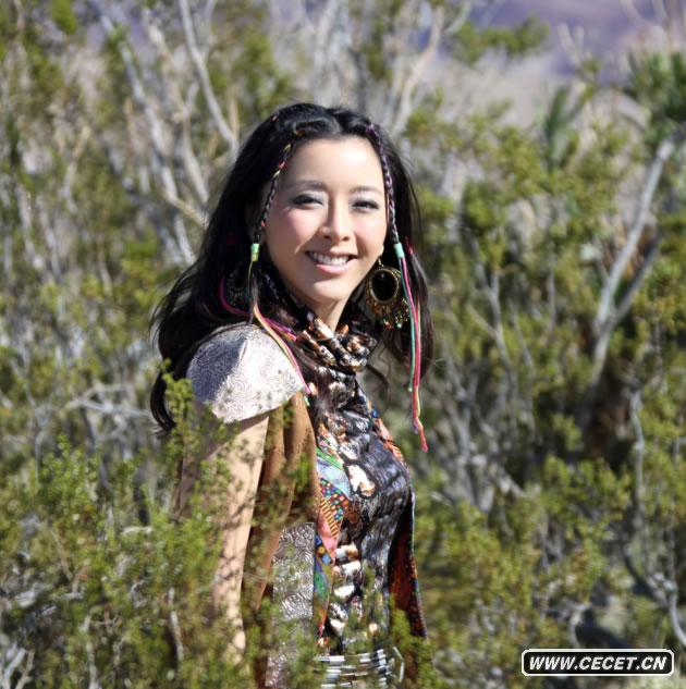 黃小蕾藏式禮服出席中美電影節