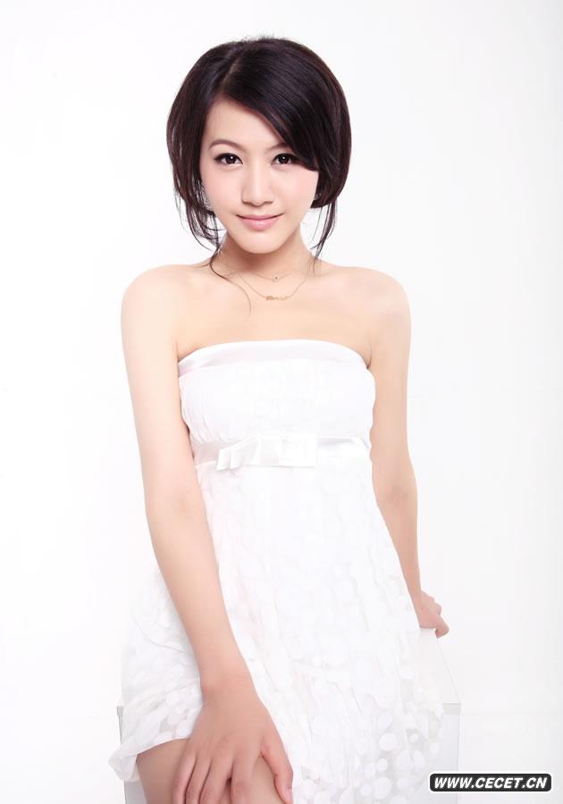 楊渝渝寫(xiě)真難掩性感