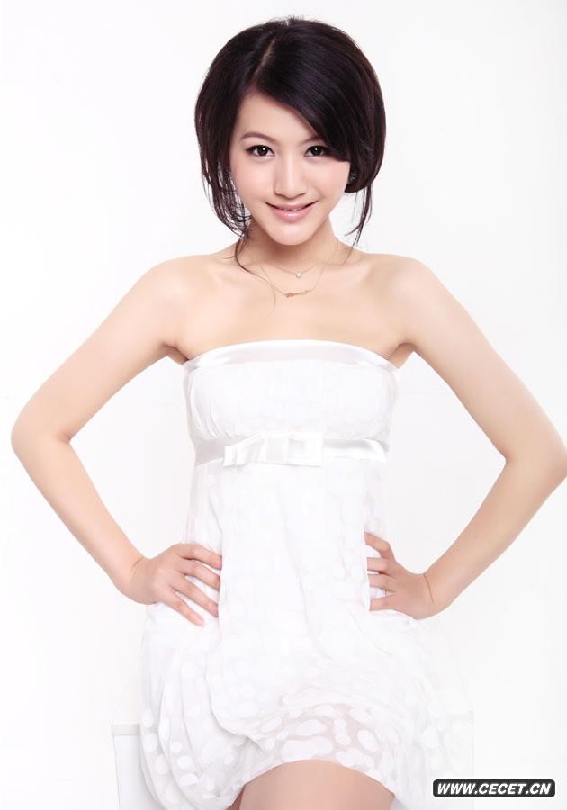 楊渝渝寫(xiě)真難掩性感