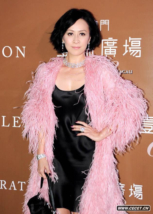 劉嘉玲低胸裝大秀乳溝