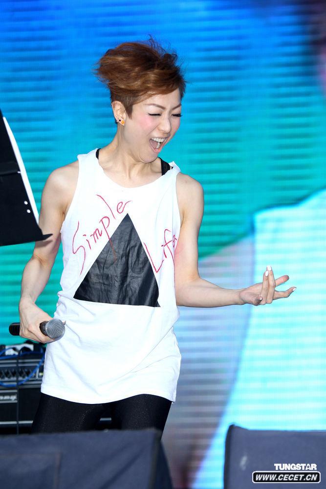 鄭秀文現身簡(jiǎn)單生活節