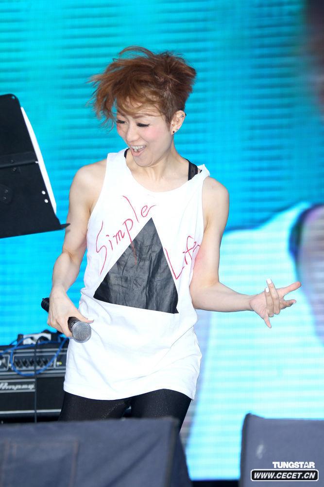 鄭秀文現身簡(jiǎn)單生活節