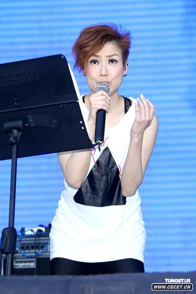 鄭秀文現身簡(jiǎn)單生活節