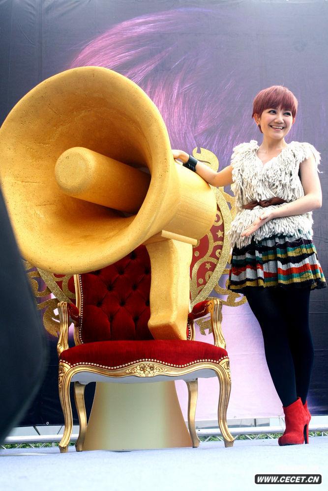 梁靜茹舉辦新歌簽唱會(huì )