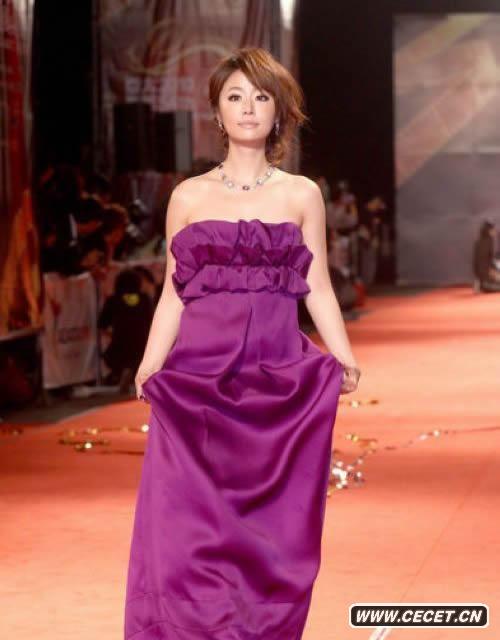 林心如著(zhù)紫色長(cháng)裙亮相