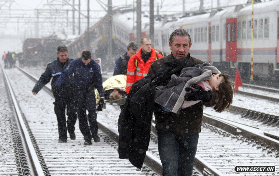 215r(sh)п܇(ch)ڹ܇(ch)վײ19150܂ᄳ55(li)r(sh)صF·ͨ¹D飺һ¾챧(zh)һ(g)܂СŮx_(ki)¹ʬF(chng)