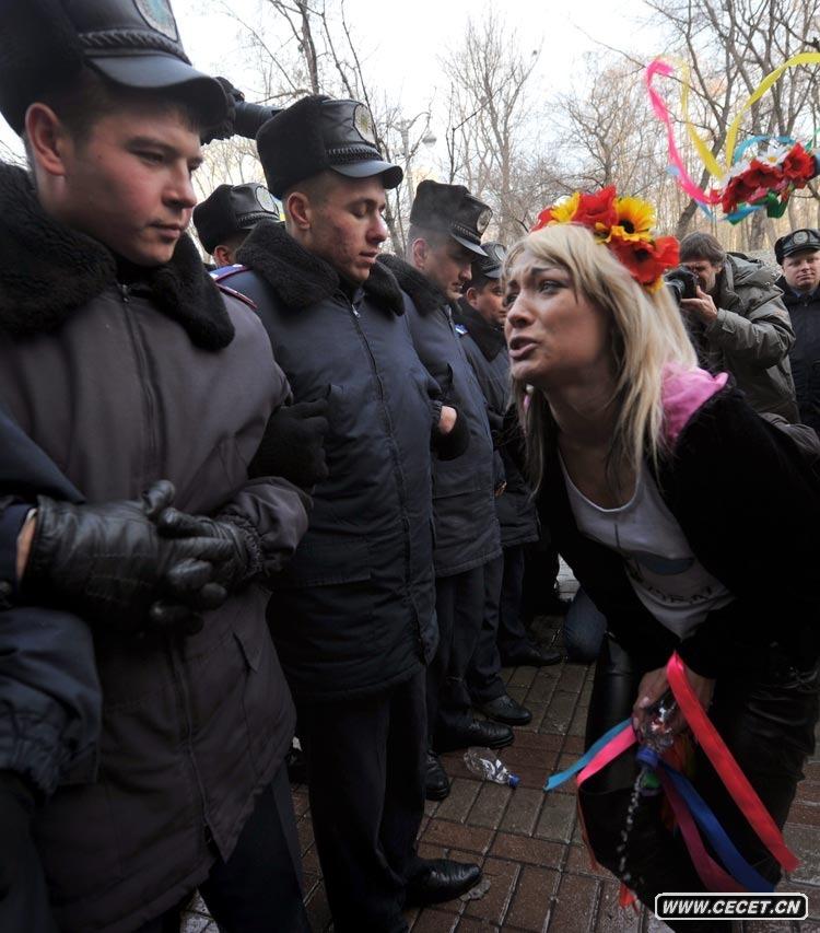 烏克蘭女權團體“撒尿”抗議