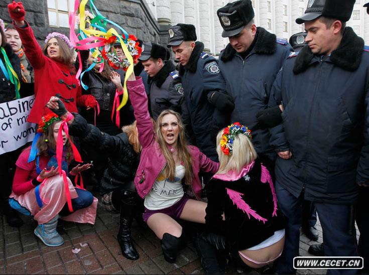 烏克蘭女權團體“撒尿”抗議