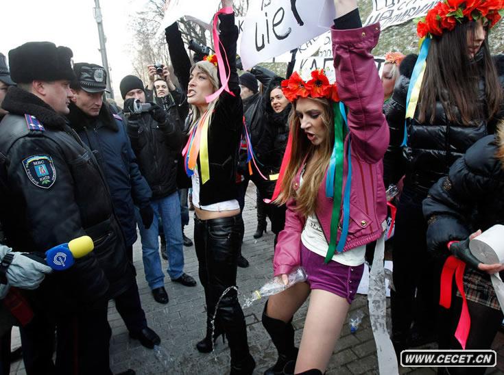 烏克蘭女權團體“撒尿”抗議
