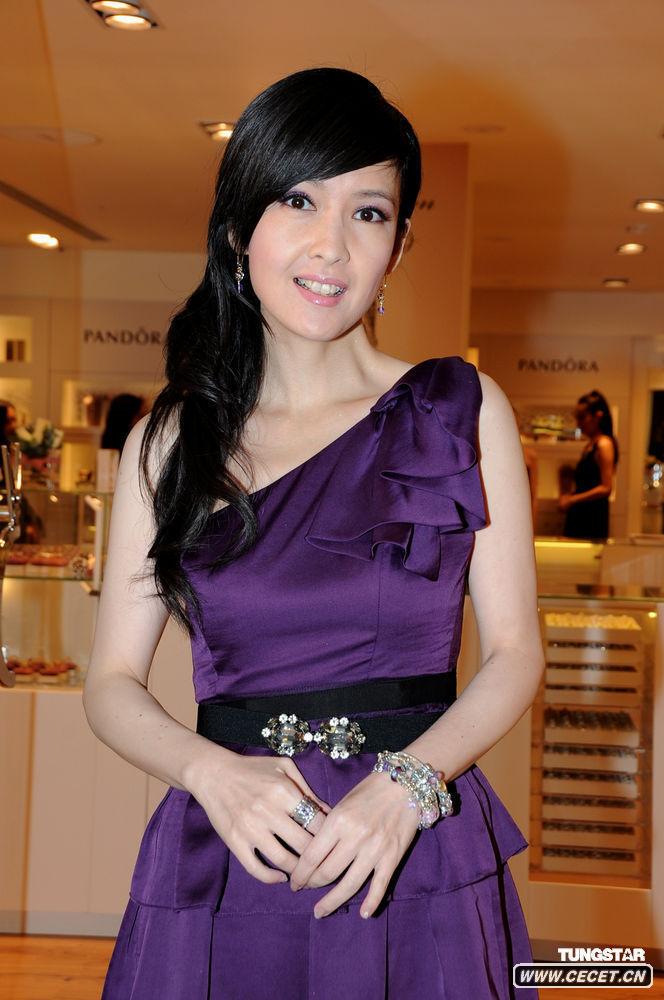 周慧敏紅顏不改清純依舊