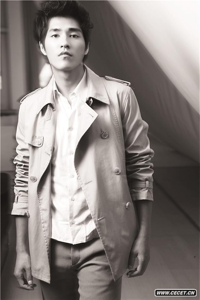 藍正龍寫(xiě)真顯男人本色