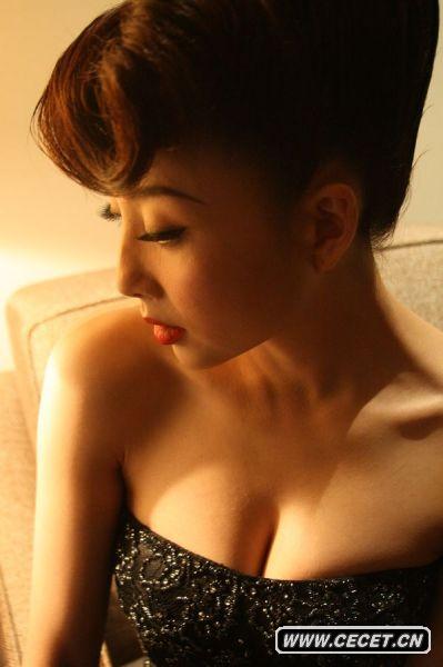 殷桃著(zhù)亮片抹胸晚禮裙