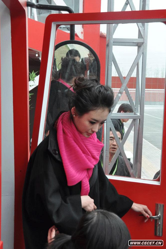 獸獸翟凌車(chē)展靚照