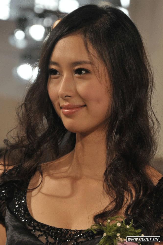 獸獸翟凌車(chē)展靚照