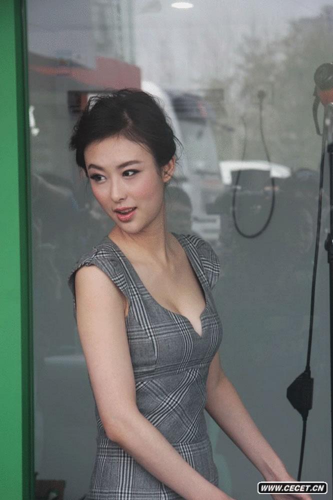 獸獸翟凌車(chē)展靚照