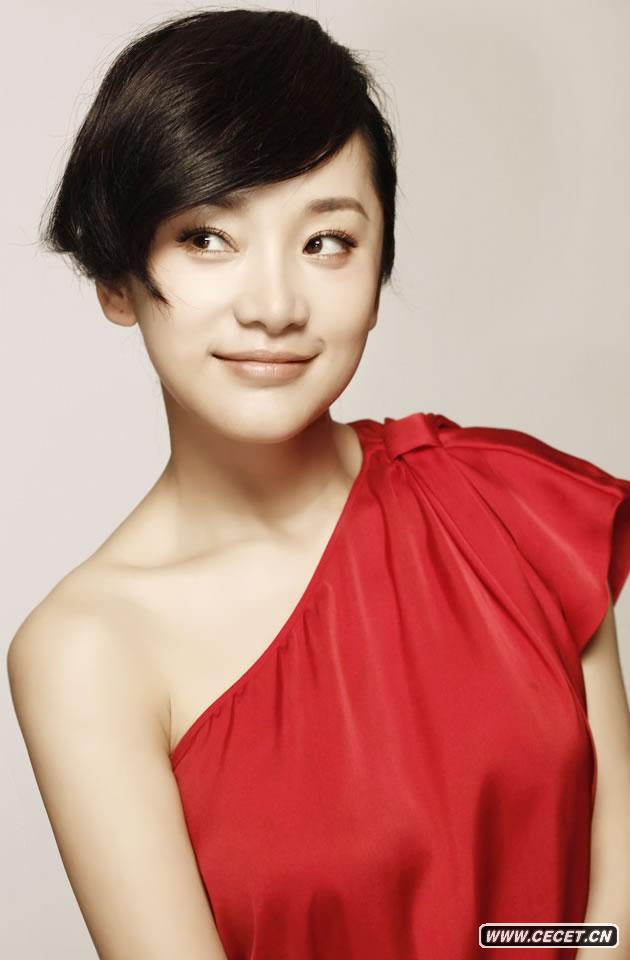 陶飛霏拍攝圣誕紅妝大片