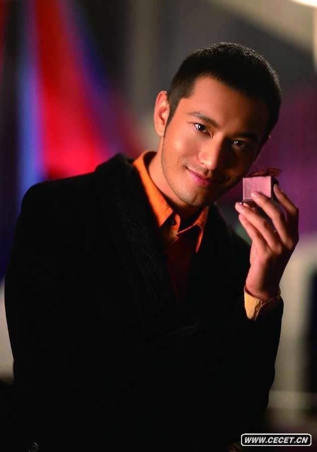 黃曉明拍圣誕溫暖寫(xiě)真