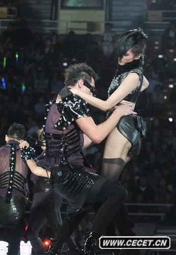 梁詠琪“透明裝”與猛男肉搏