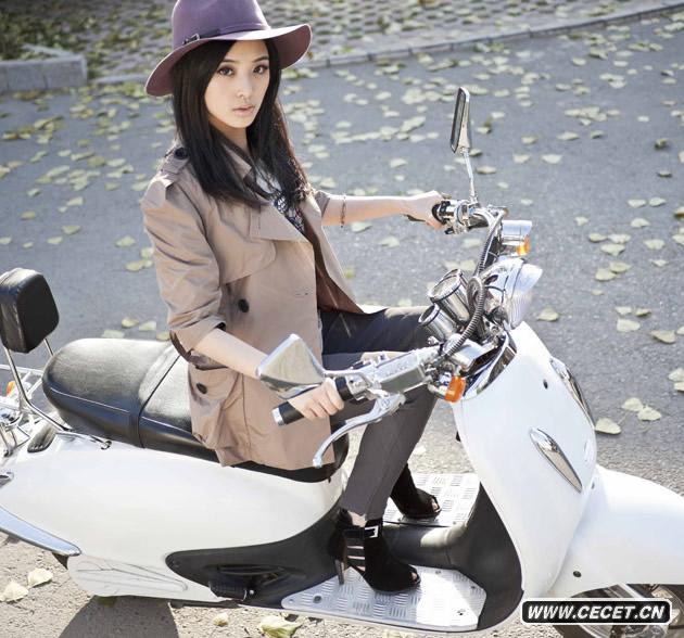 張含韻拍寫(xiě)真小露香肩