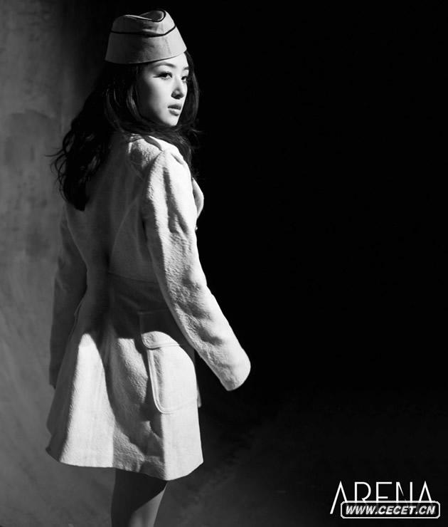 張含韻拍寫(xiě)真小露香肩