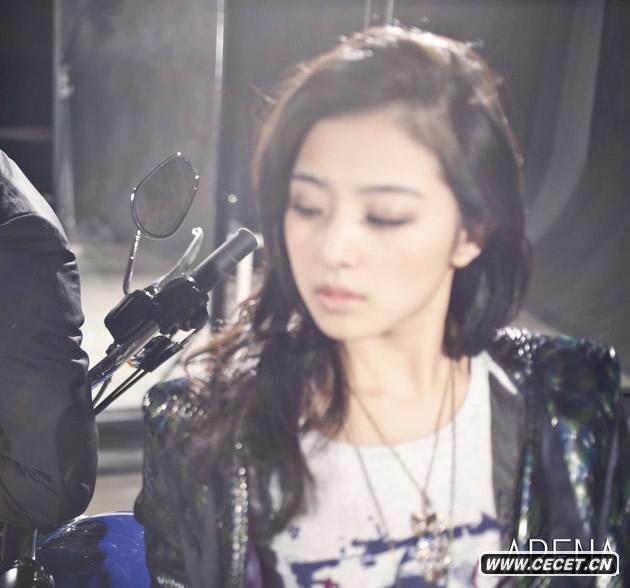 張含韻拍寫(xiě)真小露香肩