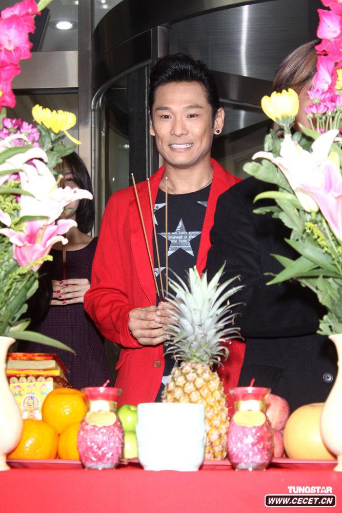 杜德偉不懼寒冷秀性感