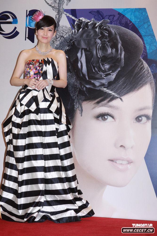 周慧敏復古長(cháng)裙亮相