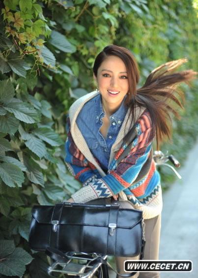 董璇挑戰混搭復古風(fēng)