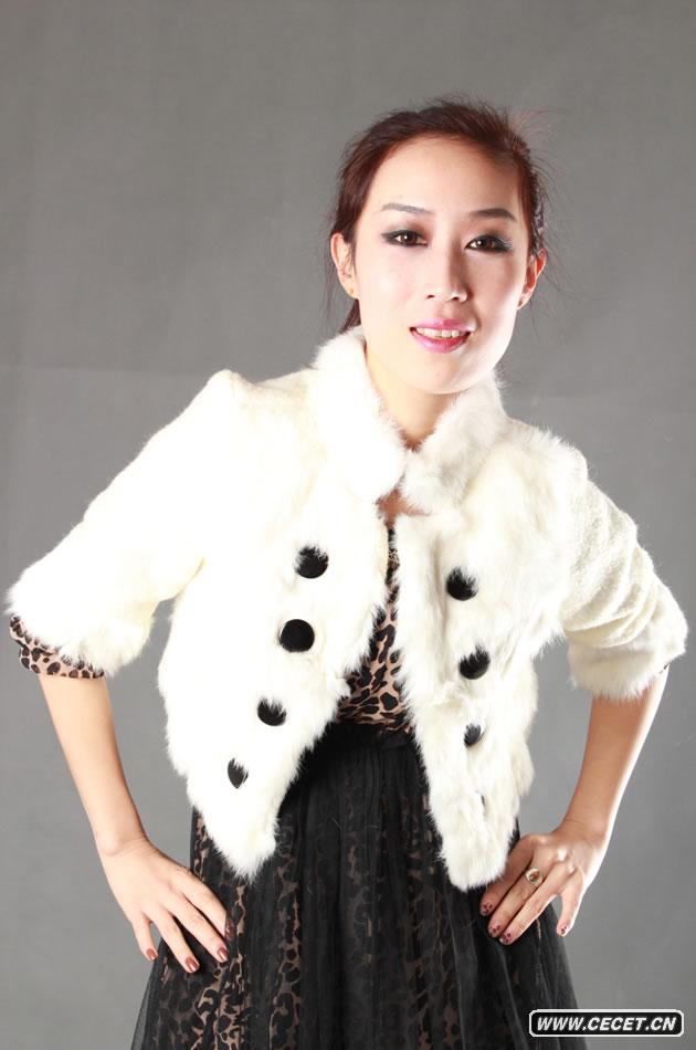 唐于鴻白發(fā)孤傲冷峻