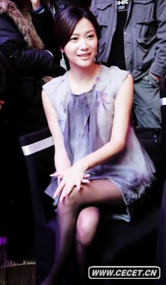 徐靜蕾優(yōu)雅亮相頒獎禮