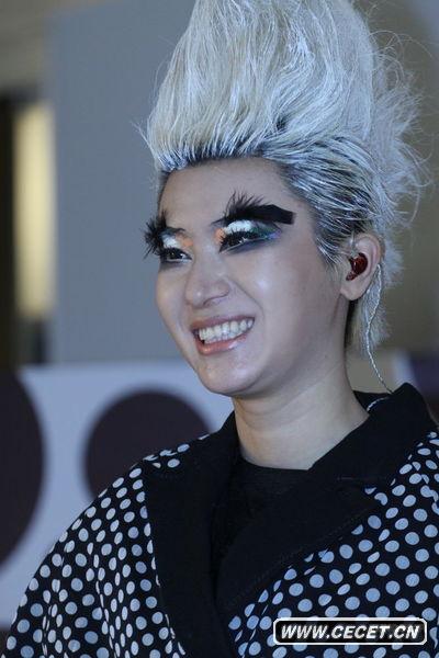 尚雯婕踩花盆底搶鏡