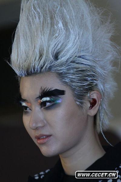 尚雯婕踩花盆底搶鏡