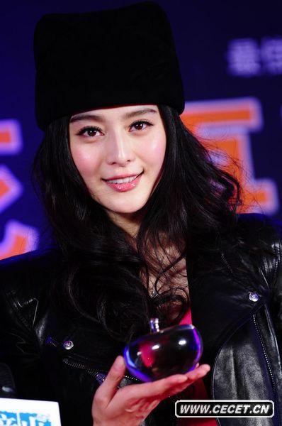 范冰冰桃紅裙網(wǎng)襪現身