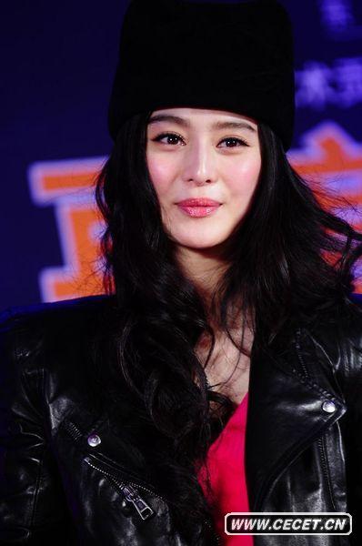 范冰冰桃紅裙網(wǎng)襪現身