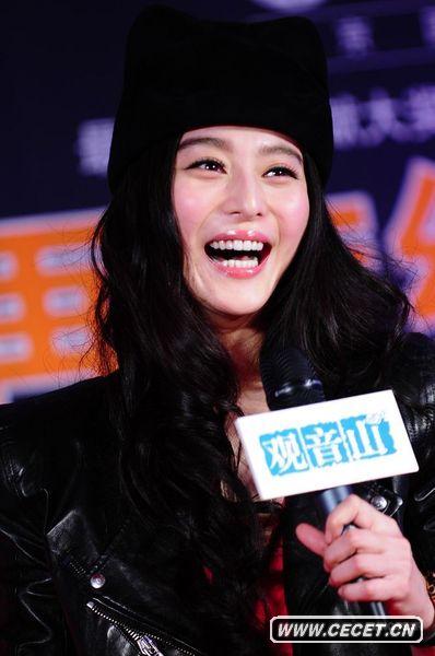 范冰冰桃紅裙網(wǎng)襪現身