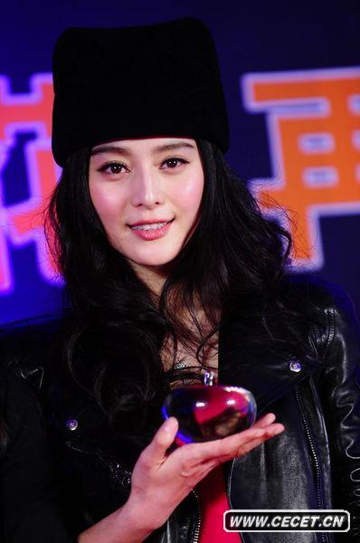 范冰冰桃紅裙網(wǎng)襪現身