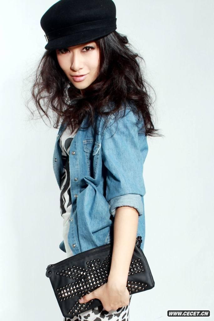 劉思彤新寫(xiě)真展酷帥本色