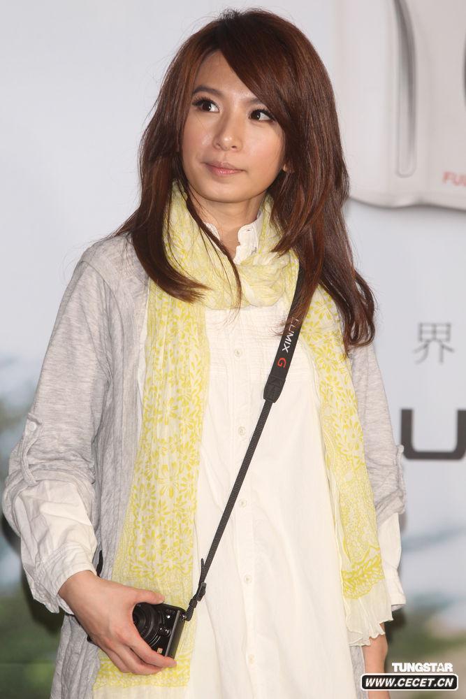 Hebe與狗狗玩親密