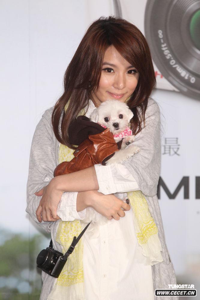 Hebe與狗狗玩親密