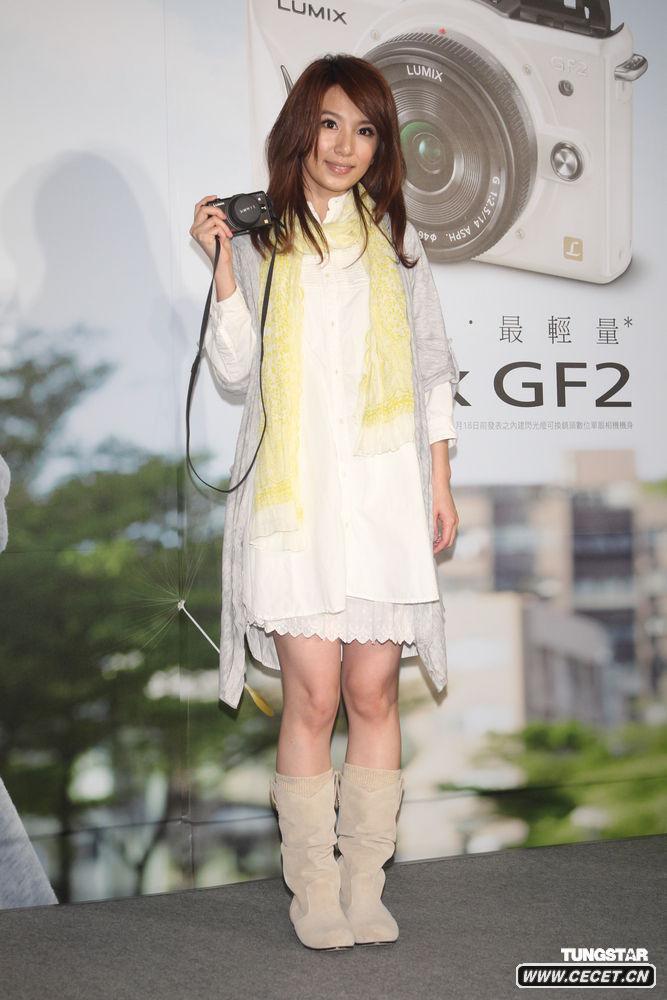 Hebe與狗狗玩親密