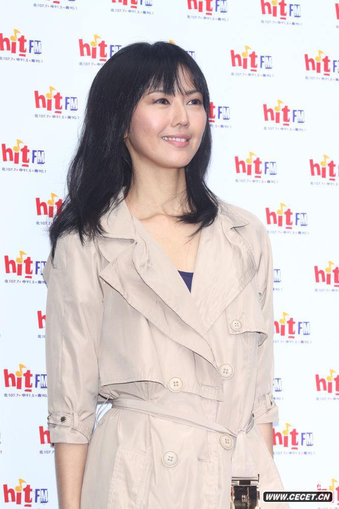 孫燕姿穿短裙顯女人味