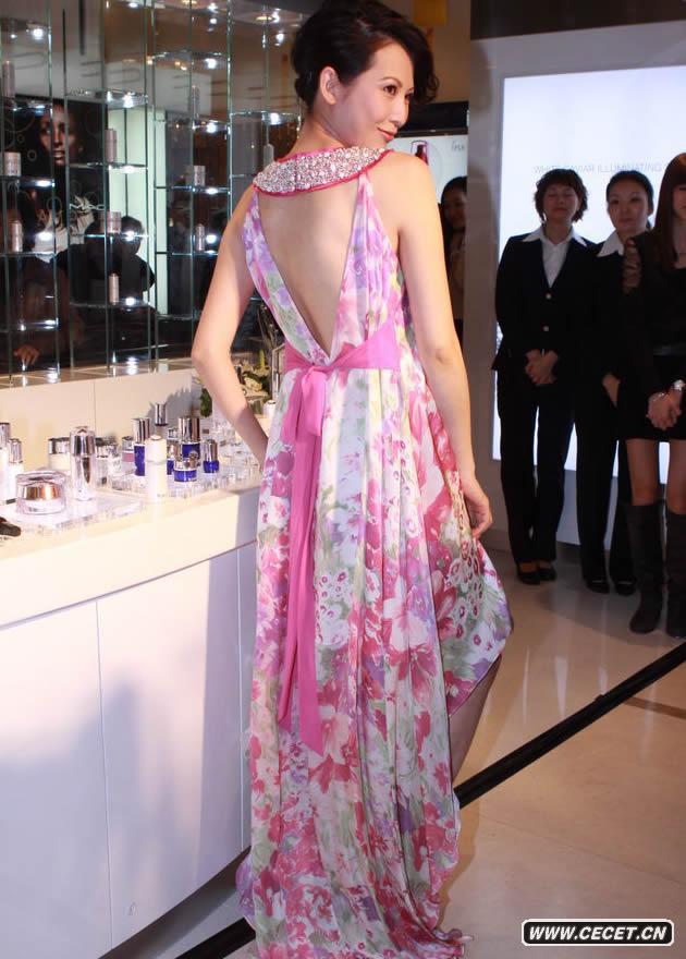 蔡少芬挺大肚穿露背裝