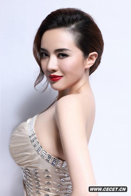 孟茜紅唇豐胸秀曲線(xiàn)