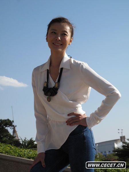 柯藍秀麗倩影映照滇池