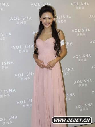 應采兒低胸服高貴動(dòng)人