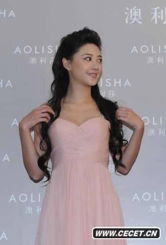 應采兒低胸服高貴動(dòng)人