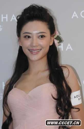 應采兒低胸服高貴動(dòng)人