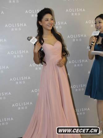 應采兒低胸服高貴動(dòng)人